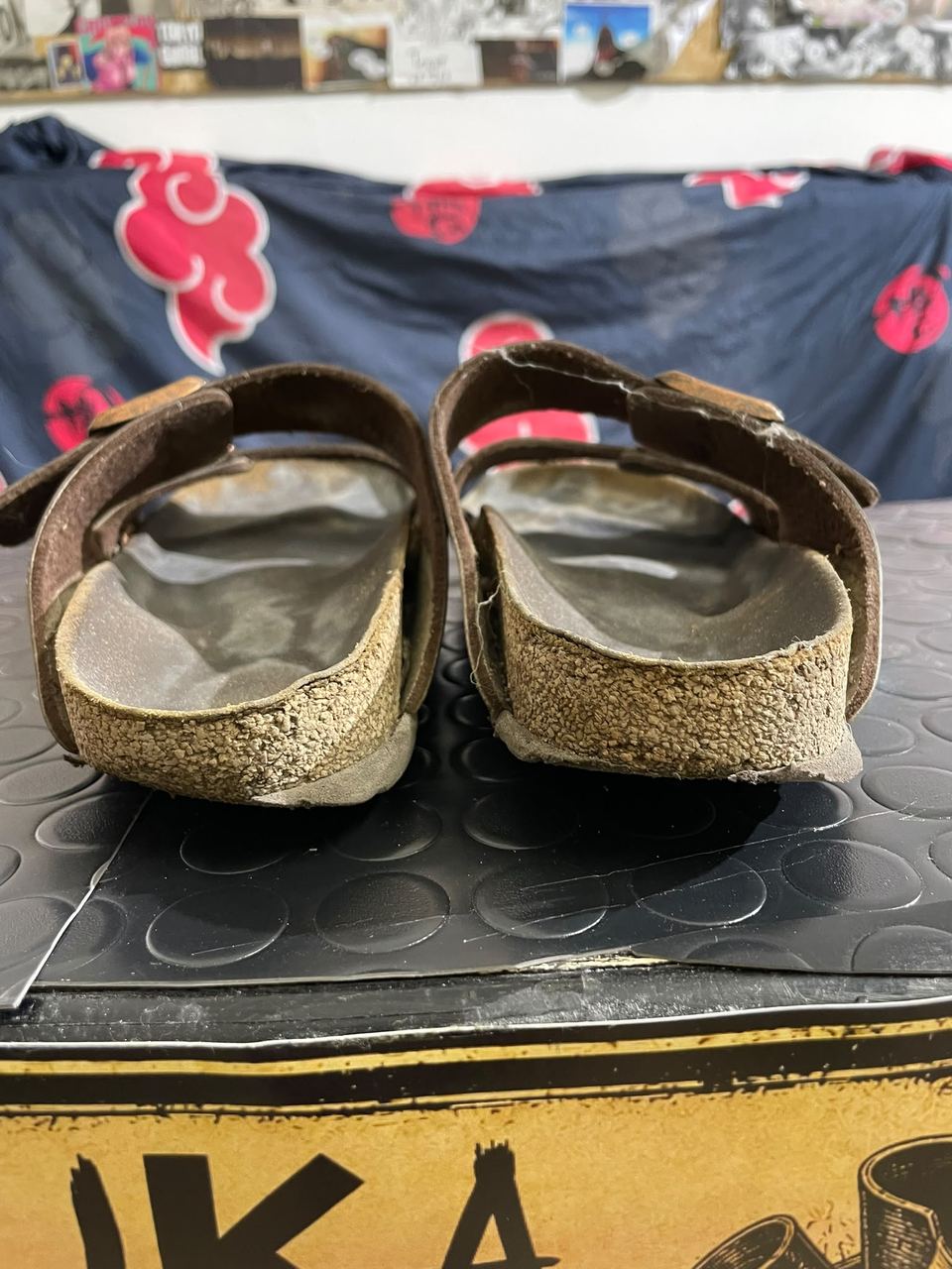 Birkenstock viste da dietro con il sughero sbriciolato, prima del restauro