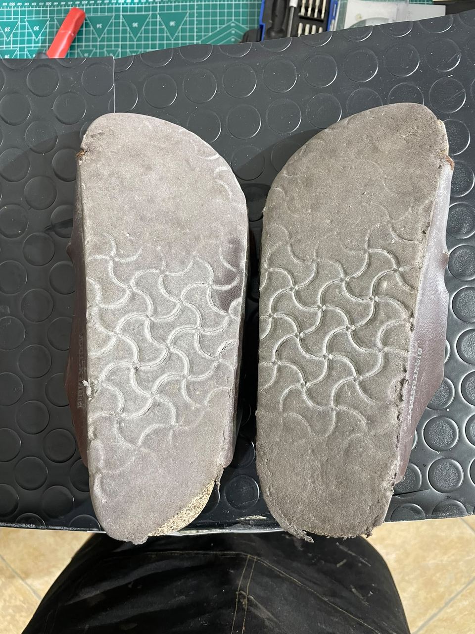 Le suole consumate di un paio di Birkenstock, prima della risuolatura