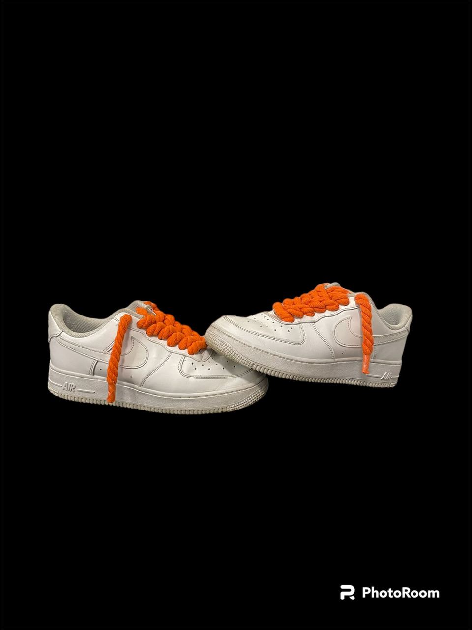Nike Air Force 1 bianche con lacci in corda arancione montati da Calzolaio Baruka