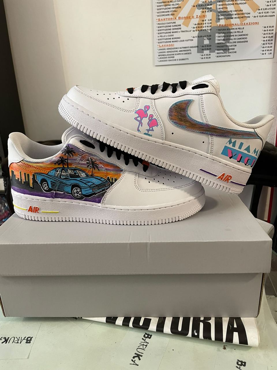 Nike Air Force 1 dipinte a mano da Calzolaio Baruka con grafica Miami Vice, Testarossa, palme e fenicotteri