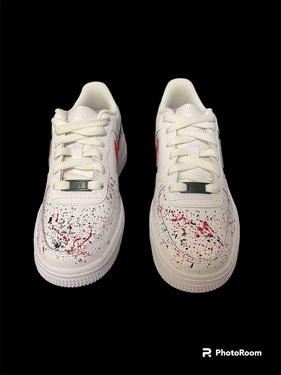 Nike Air Force 1 personalizzate con schizzi di vernice rossa e nera