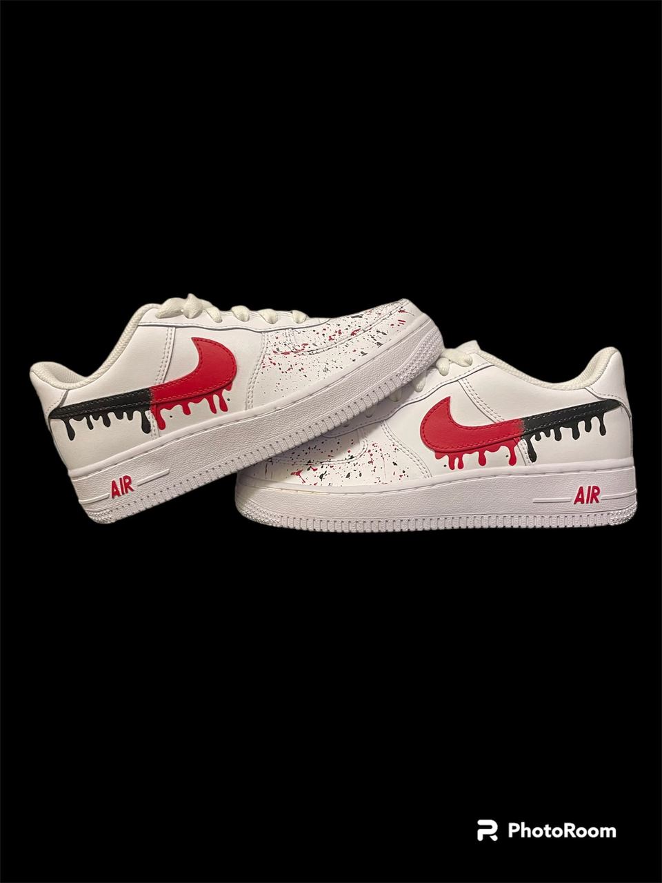 Nike Air Force 1 con swoosh dipinto a mano a effetto colatura rossa e nera