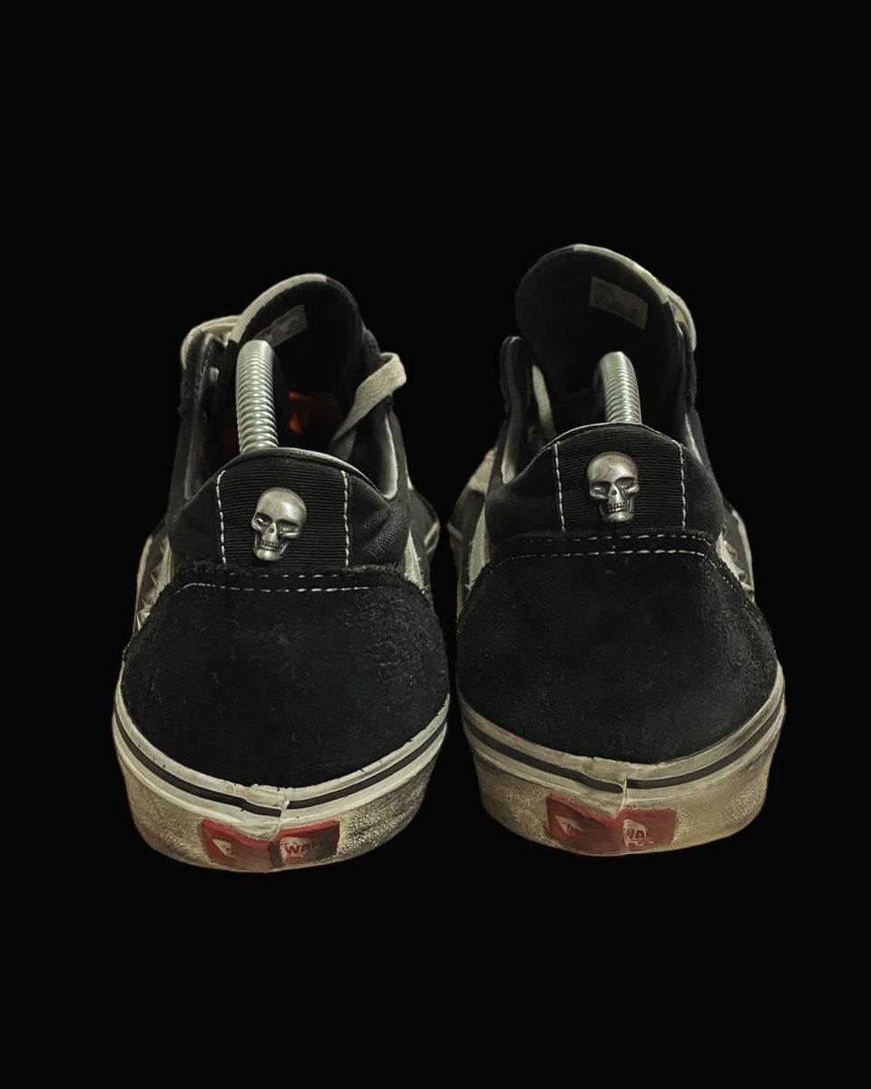 Vans personalizzate da Calzolaio Baruka con teschi in metallo sulla linguetta