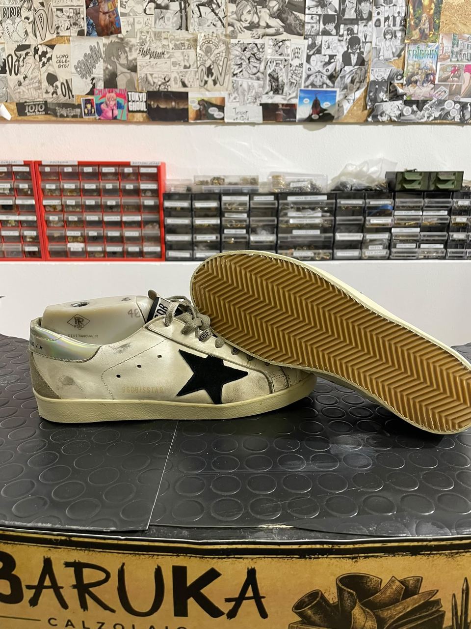 Una Golden Goose sulla forma nel laboratorio di Calzolaio Baruka, con il fondo nuovo a spina di pesce appoggiato di fianco