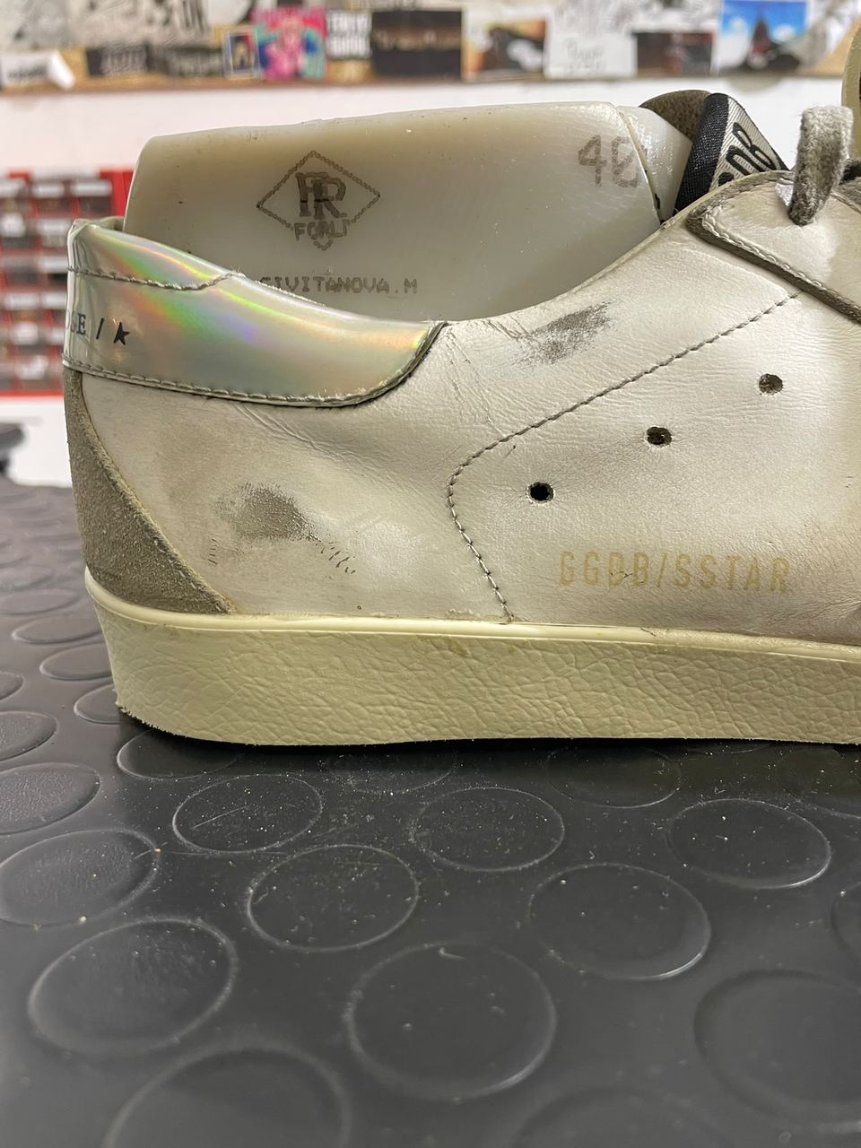 Dettaglio della suola consumata di una Golden Goose, prima della risuolatura