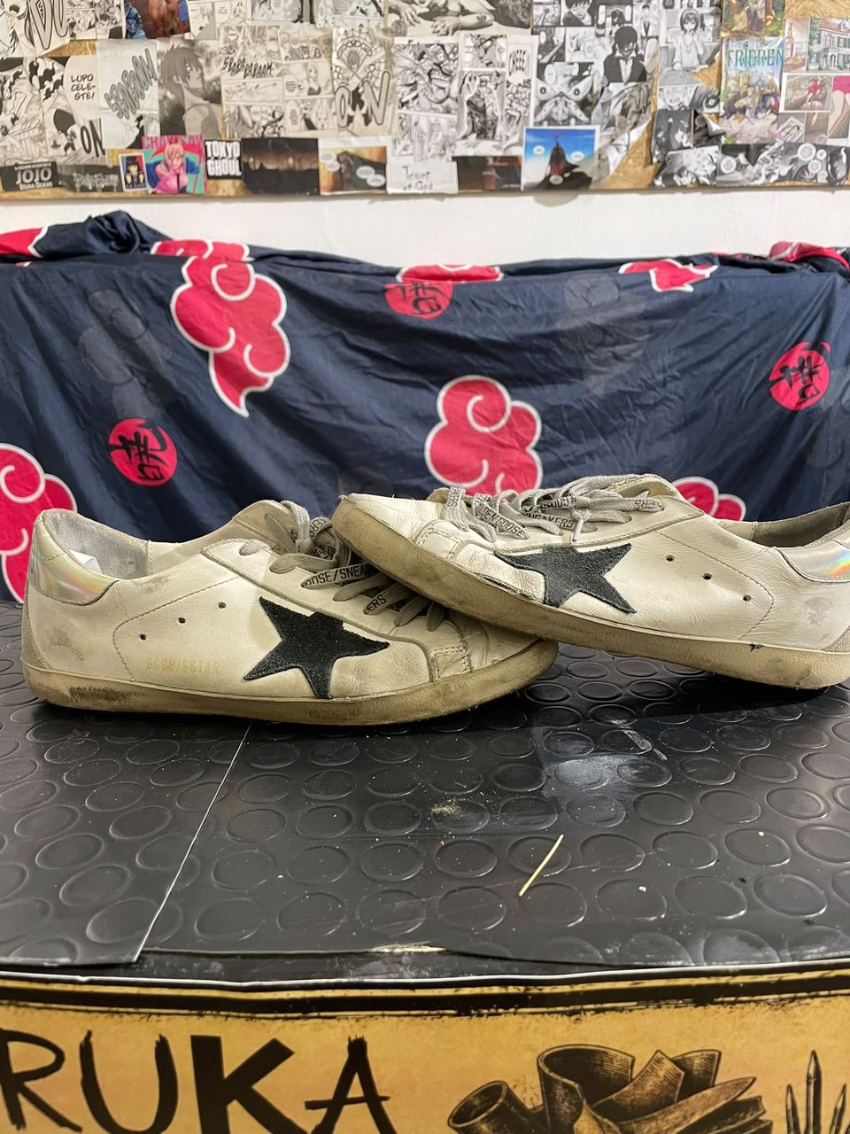 Un paio di Golden Goose consumate come sono arrivate in bottega, prima della risuolatura