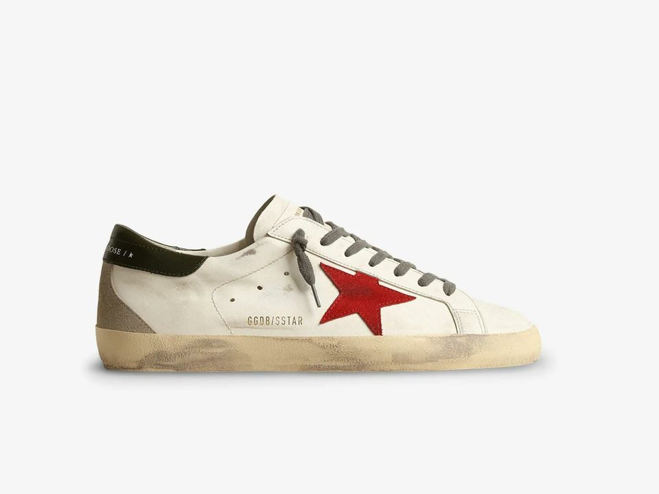 Una sneaker Golden Goose bianca con la stella rossa, vista di lato