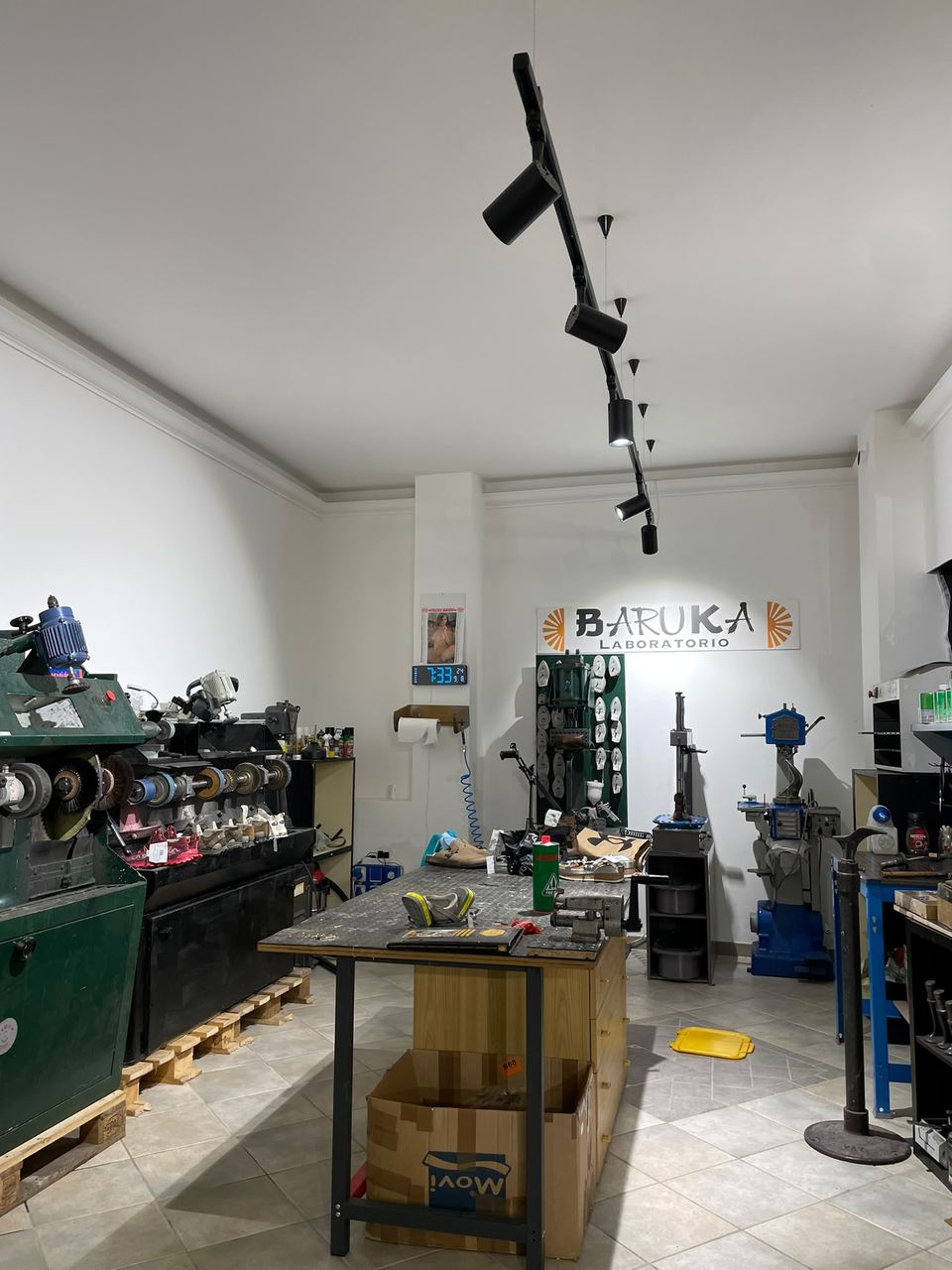 Il laboratorio di Calzolaio Baruka a Mondovì, con la macchina da calzolaio e il banco da lavoro