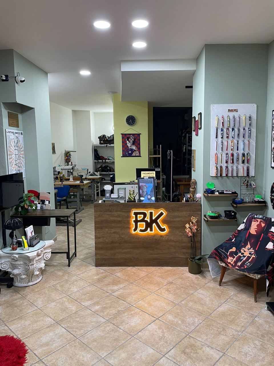 Il banco di Calzolaio Baruka con l'insegna BK e il laboratorio sul fondo