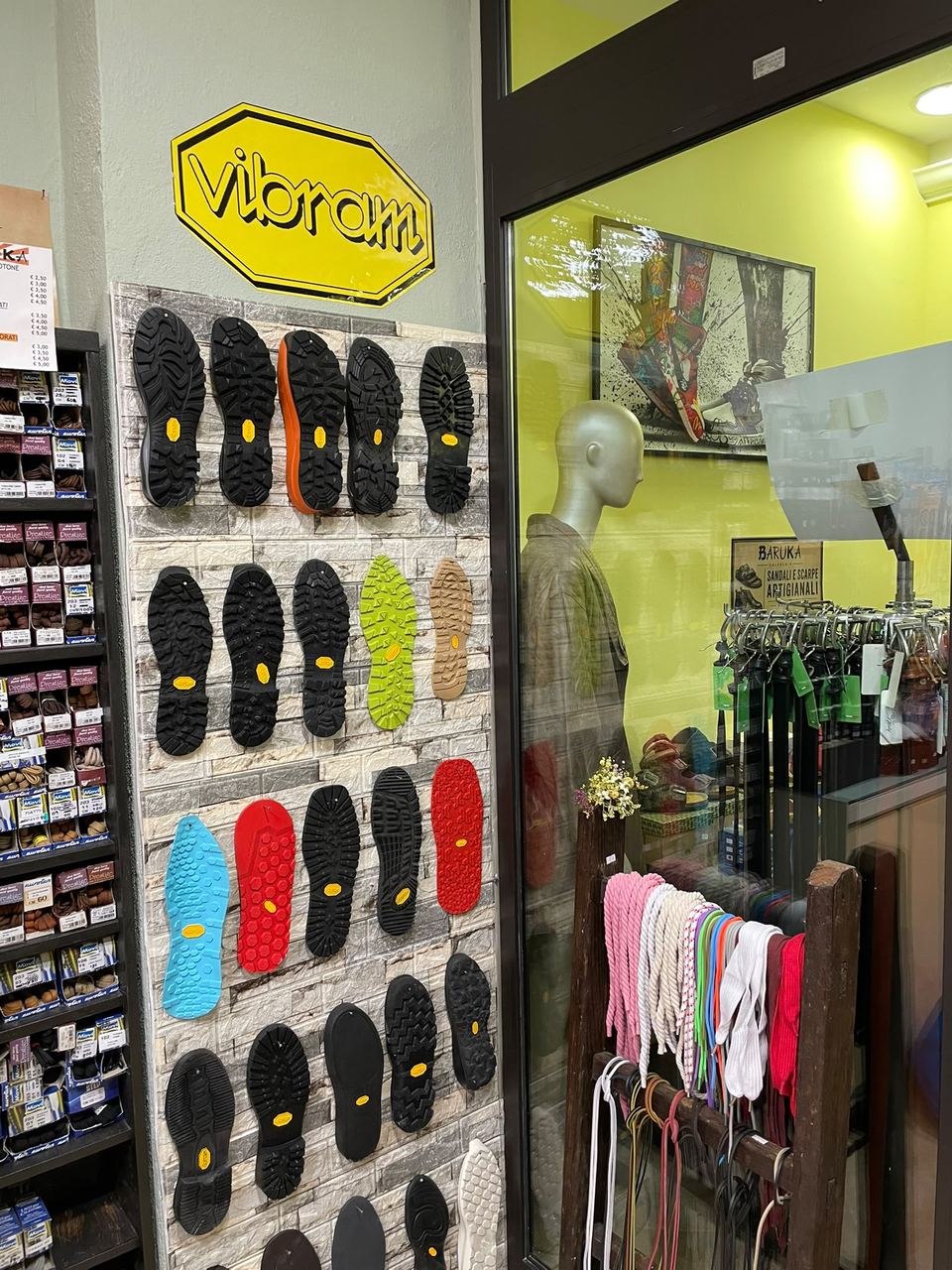 La parete delle suole Vibram da Calzolaio Baruka, con i diversi tipi disponibili per le risuolature