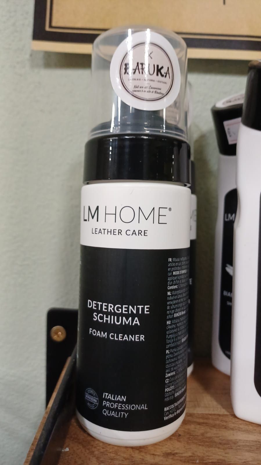 Detergente schiuma LM Home con l'adesivo Baruka sul tappo
