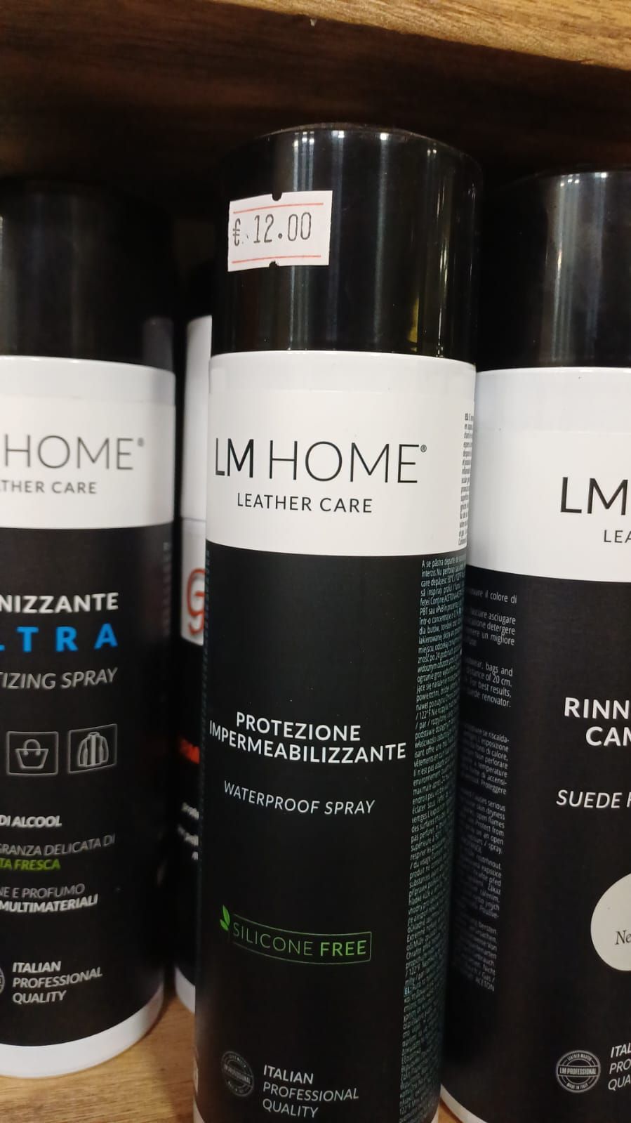 Protezione impermeabilizzante spray LM Home sullo scaffale di Calzolaio Baruka