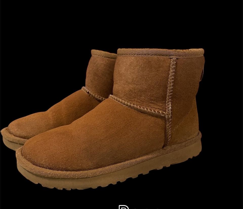 Lo stesso paio di UGG dopo il lavaggio professionale da Calzolaio Baruka