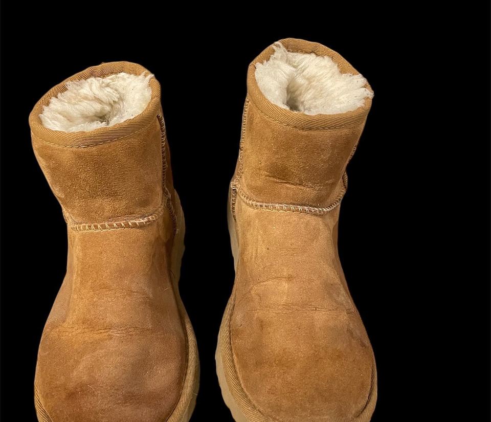 Un paio di UGG in camoscio sporche e macchiate, prima del lavaggio