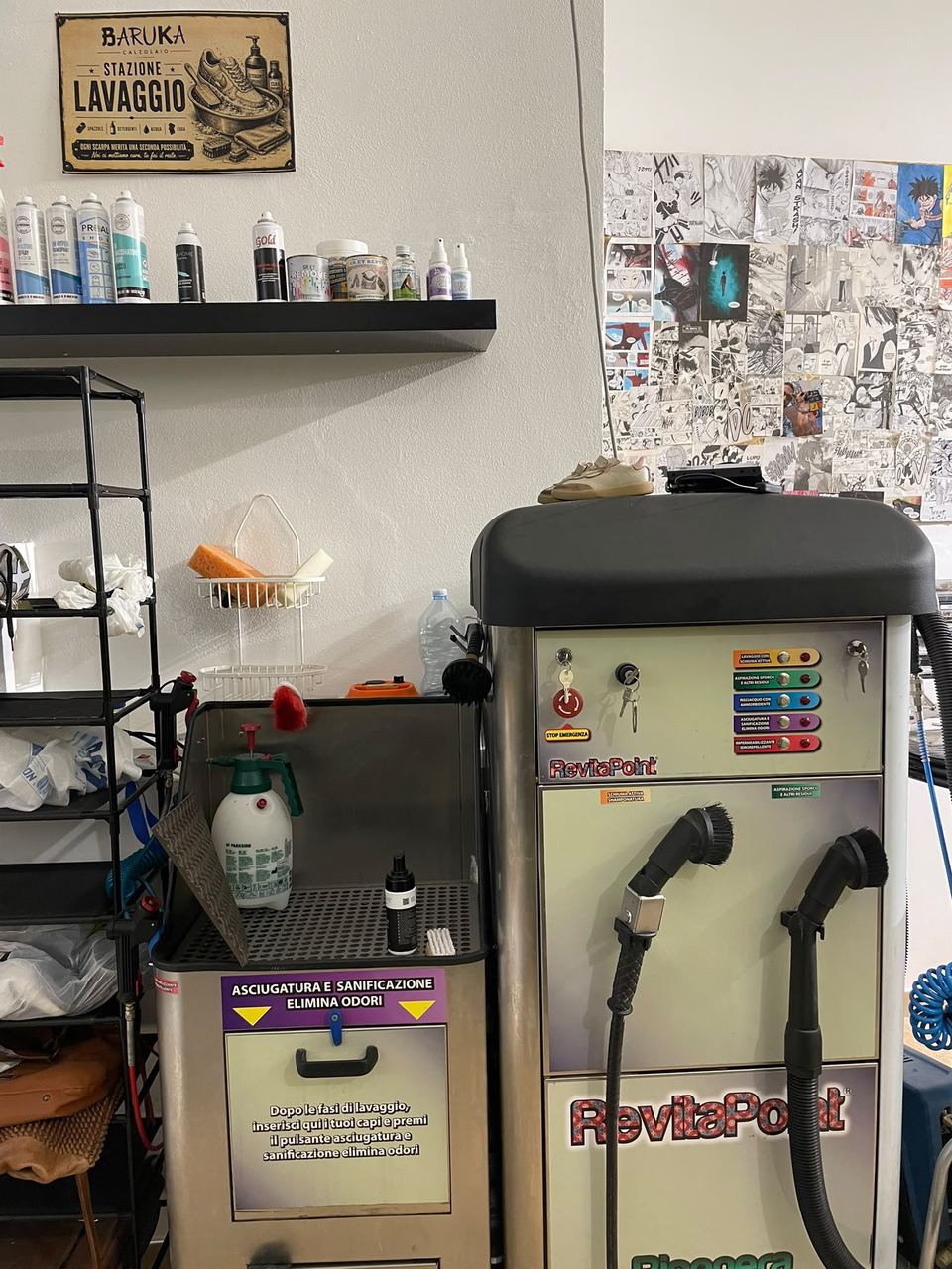 La postazione di lavaggio professionale di Calzolaio Baruka, con la macchina per schiuma attiva, sanificazione e impermeabilizzazione