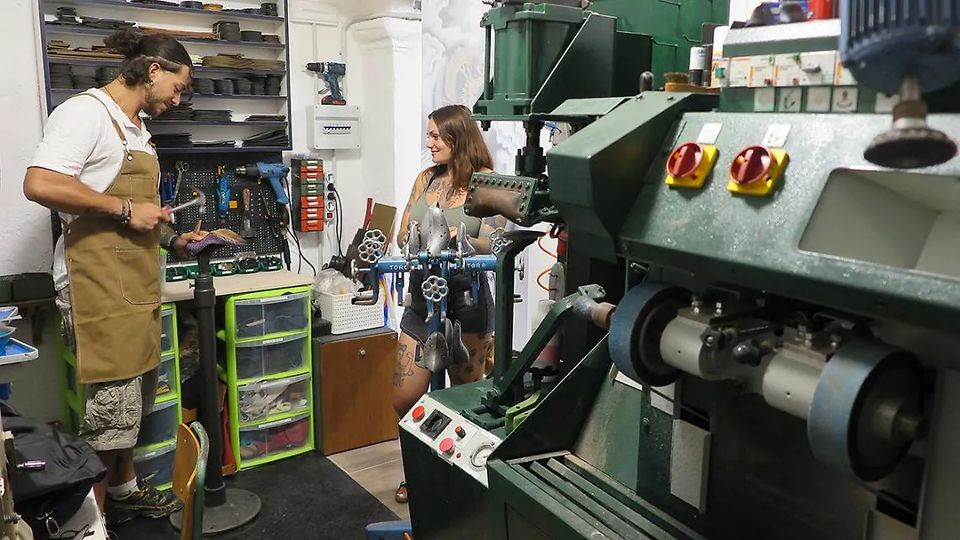 Luca Di Benedetto e Valentina D'Agostino al lavoro nel laboratorio di Calzolaio Baruka a Mondovì